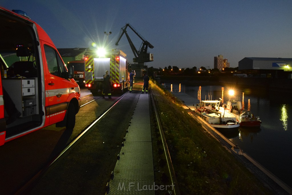 Havarie Wassereinbruch Motorraum beim Schiff Koeln Niehl Niehler Hafen P270.JPG - Miklos Laubert